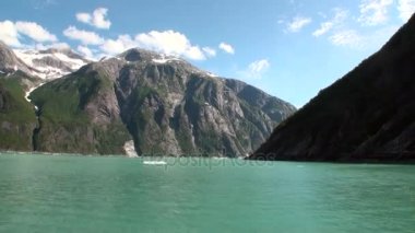 Buzlar dağı ve su Alaska Pasifik Okyanusu'nda arka plan üzerinde hareket.