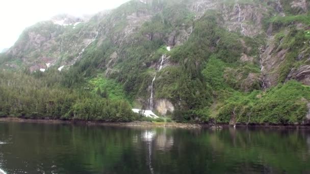 Vue depuis le bateau pour les montagnes sur fond d'eau calme dans l'océan Pacifique . — Video