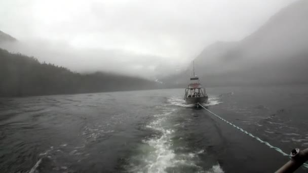 Holowania łodzi we mgle na wody Oceanu Spokojnego, na tle góry Alaski. — Wideo stockowe
