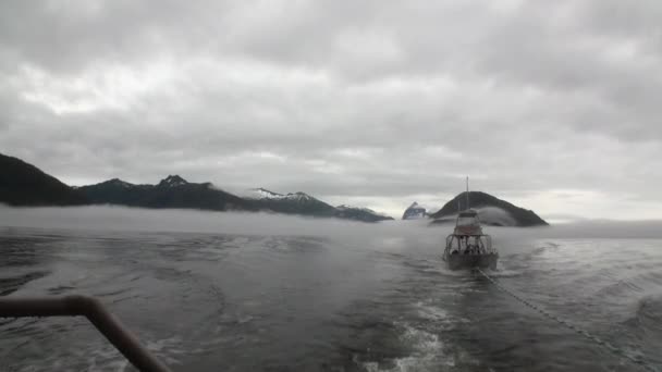 Holowania łodzi we mgle na wody Oceanu Spokojnego, na tle góry Alaski. — Wideo stockowe