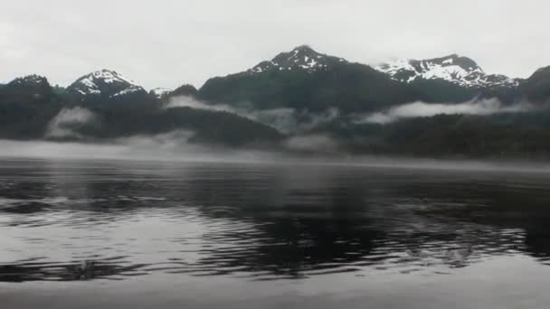 Bredsida båt i dimman på vattnet i Stilla havet på bakgrunden bergen Alaska. — Stockvideo