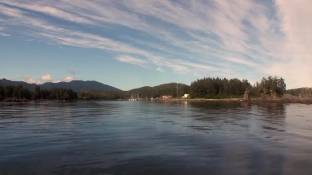 Fantastiska landskap lugna vattnet i Stilla havet på bakgrunden kusten i Alaska. — Stockvideo