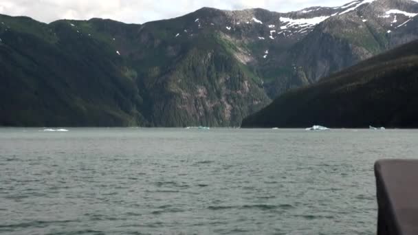 Nézd a csónakot, a hegyek a háttérben, a Csendes-óceán nyugodt víz. — Stock videók