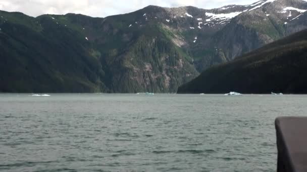 Vista desde el barco para las montañas en el fondo de aguas tranquilas en el Océano Pacífico . — Vídeos de Stock