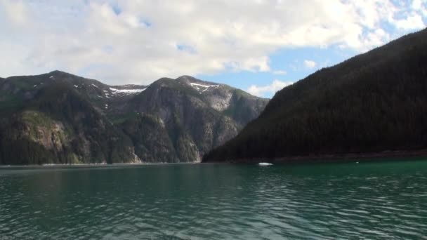 Paysage incroyable de montagnes sur fond d'eau de surface de l'océan Pacifique . — Video