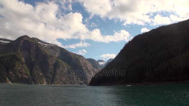 Fantastiska landskap av berg på bakgrunden bevattna ytbehandlar av Stilla havet. — Stockvideo