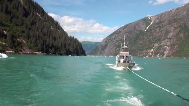 Boat in tow on calm water of Pacific Ocean on background iceberg and mountains. — Stock Video