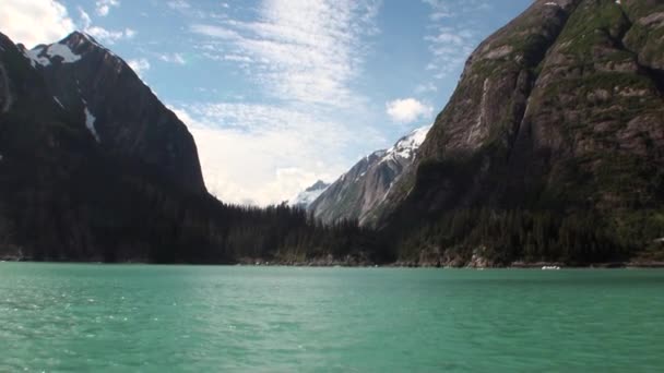 Gebirgslandschaften vor dem Hintergrund des ruhigen Wassers des Pazifischen Ozeans in Alaska. — Stockvideo