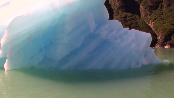 Los témpanos de hielo en movimiento en el fondo de la montaña y el agua Océano Pacífico en Alaska . — Vídeos de Stock