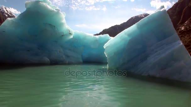 Pohybující se na ledové kry na pozadí hory a vody Tichého oceánu na Aljašce. — Stock video