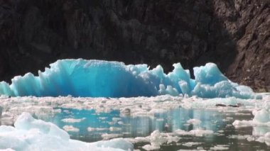 Buzlar dağı ve su Alaska Pasifik Okyanusu'nda arka plan üzerinde hareket.