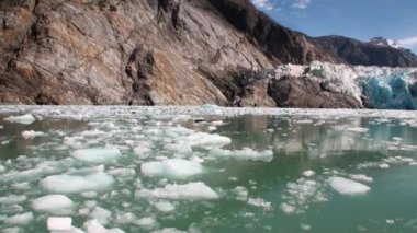 Buzlar dağı ve su Alaska Pasifik Okyanusu'nda arka plan üzerinde hareket.