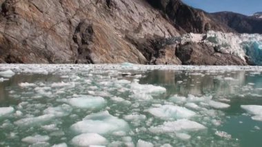 Buzlar dağı ve su Alaska Pasifik Okyanusu'nda arka plan üzerinde hareket.