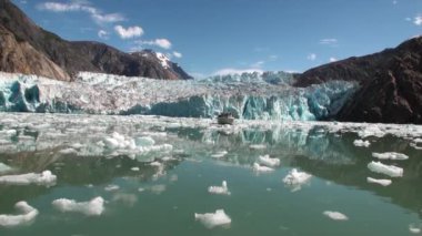 Buzlar içinde dağ arka plan üzerinde tekne ve Pasifik Okyanusu Alaska su.