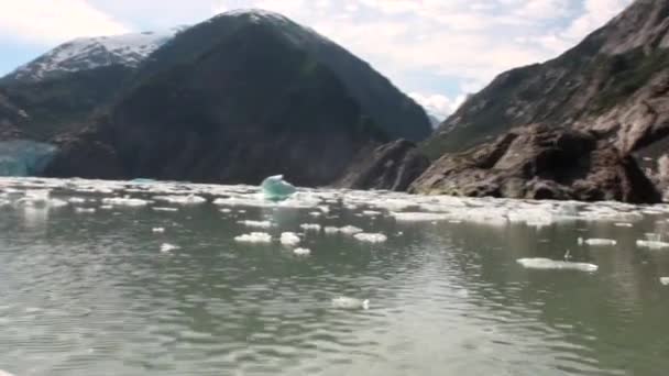 Los témpanos de hielo en movimiento en el fondo de la montaña y el agua Océano Pacífico en Alaska . — Vídeo de stock