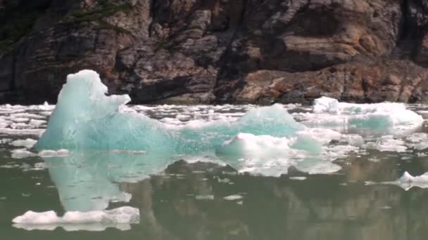 Flytta isflak på bakgrund av berg och vatten Stilla havet i Alaska. — Stockvideo