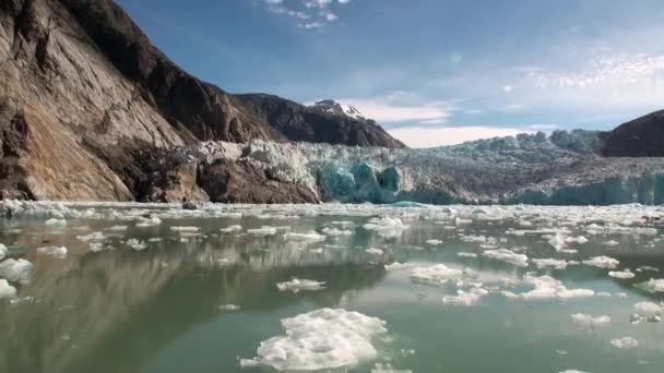 Los témpanos de hielo en movimiento en el fondo de la montaña y el agua Océano Pacífico en Alaska . — Vídeo de stock