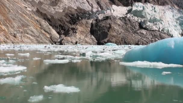 Mozgó jégtáblák, háttérben a hegy és a víz a Csendes-óceán Alaszkában. — Stock videók