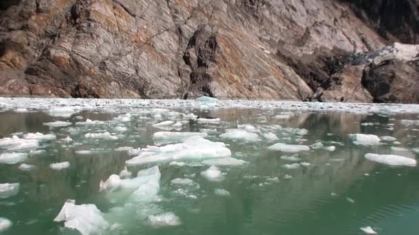 Ice Floes op achtergrond van bergen en de Stille Oceaan in Alaska water verplaatsen. — Stockvideo