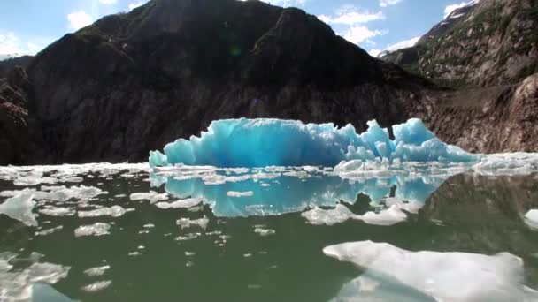 Pisos de hielo en movimiento en el fondo de la montaña en el agua Océano Pacífico en Alaska . — Vídeos de Stock