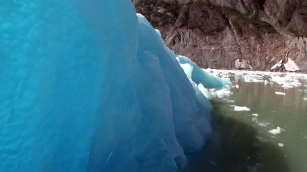 Pisos de hielo en movimiento en el fondo de la montaña en el agua Océano Pacífico en Alaska . — Vídeos de Stock