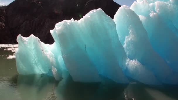 Spostamento delle inondazioni di ghiaccio sullo sfondo della montagna sull'acqua Oceano Pacifico in Alaska . — Video Stock