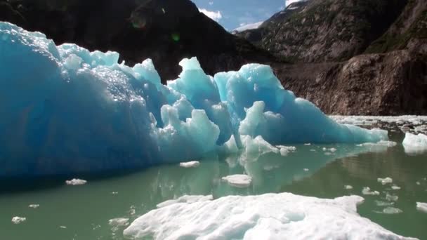 Pisos de hielo en movimiento en el fondo de la montaña en el agua Océano Pacífico en Alaska . — Vídeos de Stock