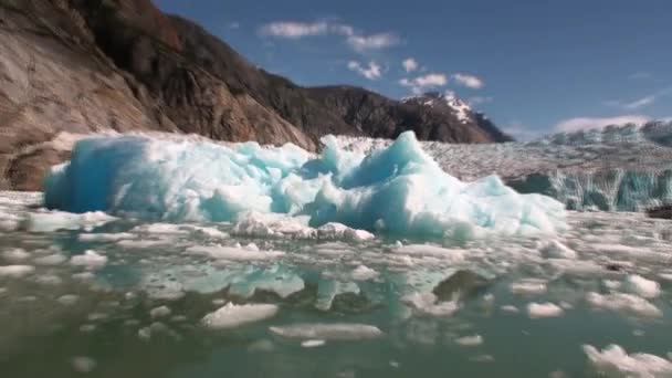 Loď v ledové kry na pozadí hory a vody Tichého oceánu na Aljašce. — Stock video