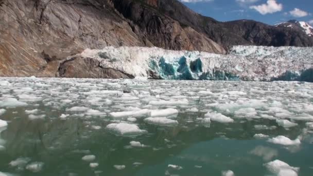Flytta isflak på bakgrund av berg på vatten Stilla havet i Alaska. — Stockvideo
