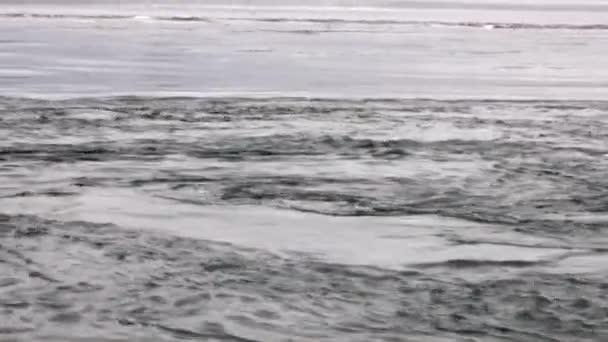 Whirlpool vody Tichého oceánu na pozadí úžasné krajiny Aljašky. — Stock video