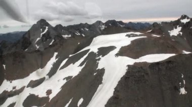 Doğa Manzaralı tepeler ve sırtlar, Yeni Zelanda'da helikopterden dağ manzaralı kar.