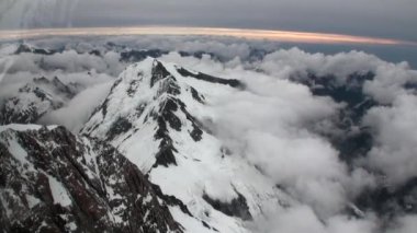 Kar dağ ve beyaz bulutlar görünümünden helikopter Yeni Zelanda manzara.