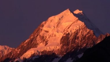 Tepeler ve Yeni Zelanda'da gün batımı panorama dağda kar sırtlar.