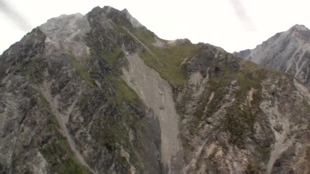 Landschap van sneeuw berg panorama uitzicht vanuit helikopter raam in Nieuw-Zeeland. — Stockvideo