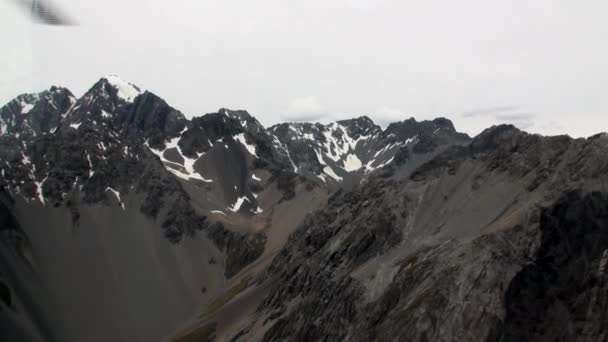 Snow mountain panorama uitzicht vanuit helikopter raam in Nieuw-Zeeland. — Stockvideo