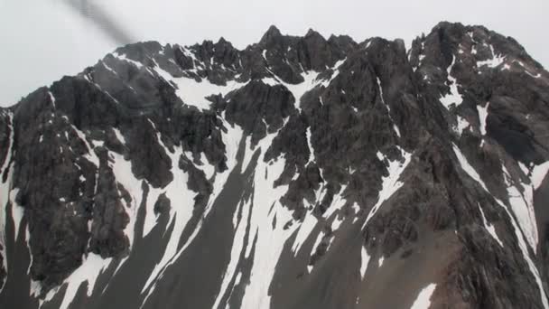 Vista panorámica de la montaña de nieve desde la ventana del helicóptero en Nueva Zelanda . — Vídeo de stock