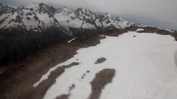 Vista panorámica de la montaña de nieve desde la ventana del helicóptero en Nueva Zelanda . — Vídeo de stock