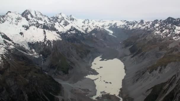 Paisaje de nieve vista panorámica de la montaña desde la ventana del helicóptero en Nueva Zelanda . — Vídeo de stock