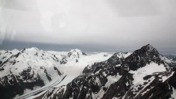Landschap van sneeuw berg panorama uitzicht vanuit helikopter raam in Nieuw-Zeeland. — Stockvideo