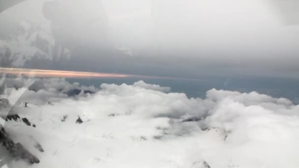 Paisaje de montaña nevada y nubes blancas vista desde helicóptero en Nueva Zelanda . — Vídeos de Stock