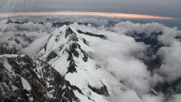 Τοπίο με θέα στο χιονισμένο βουνό και λευκά σύννεφα από ελικόπτερο στη Νέα Ζηλανδία. — Αρχείο Βίντεο