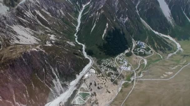 Panorama de montaña y vista de asentamiento desde arriba desde helicóptero en Nueva Zelanda . — Vídeos de Stock