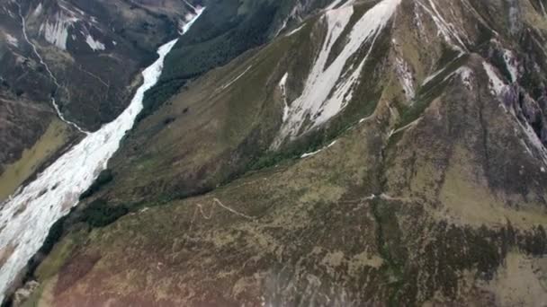 Dağ panorama ve ağaçlar görünümünden yukarıdan helikopter Yeni Zelanda. — Stok video
