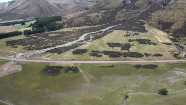 Panoráma Mountain és a fák Nézd meg felülről helikopter, Új-Zéland. — Stock videók