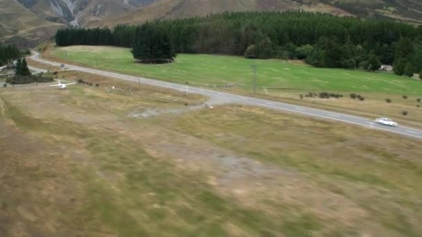 Weg en helikopterplatform op achtergrond van groene bergen en bossen in Nieuw-Zeeland. — Stockvideo