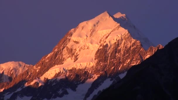 Toppen en ruggen van sneeuw berg op zonsondergang panorama in Nieuw-Zeeland. — Stockvideo