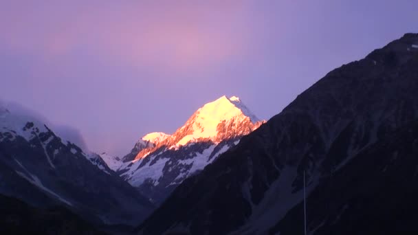 Snow mountain on sunset in sunlight panorama in New Zealand. — Stock Video