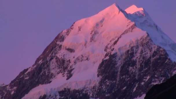 Κορυφές και τις κορυφογραμμές του βουνού χιόνι για ανάλυση, ηλιοβασίλεμα Πανόραμα στη Νέα Ζηλανδία. — Αρχείο Βίντεο