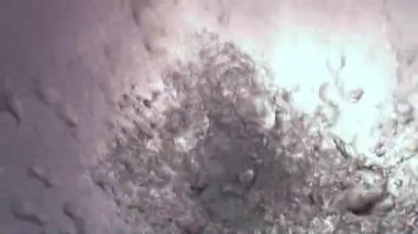 Maldivler su altında güneş ışığı arka plan üzerinde kabarcıklar dalgıç.