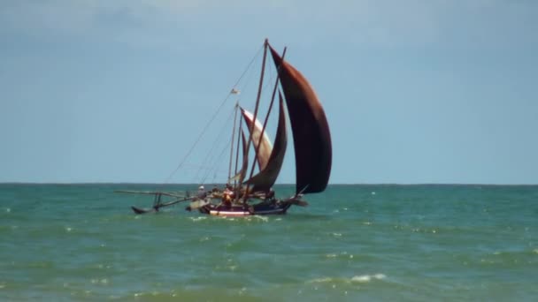 Velero en el fondo del paisaje de aguas tranquilas en Maldivas . — Vídeos de Stock